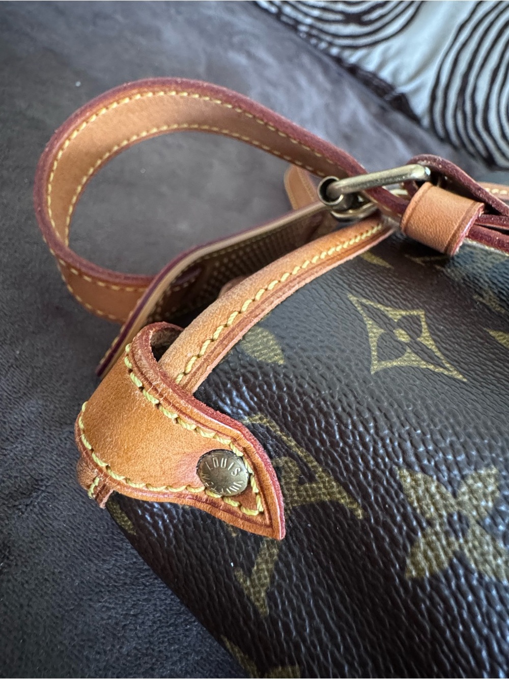 Authentic Louis Vuitton Saumur 30 Crossbody - Picture 7 of 16